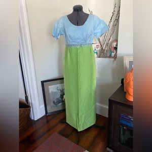 - Vintage spring maxi dress w/flower trim, small